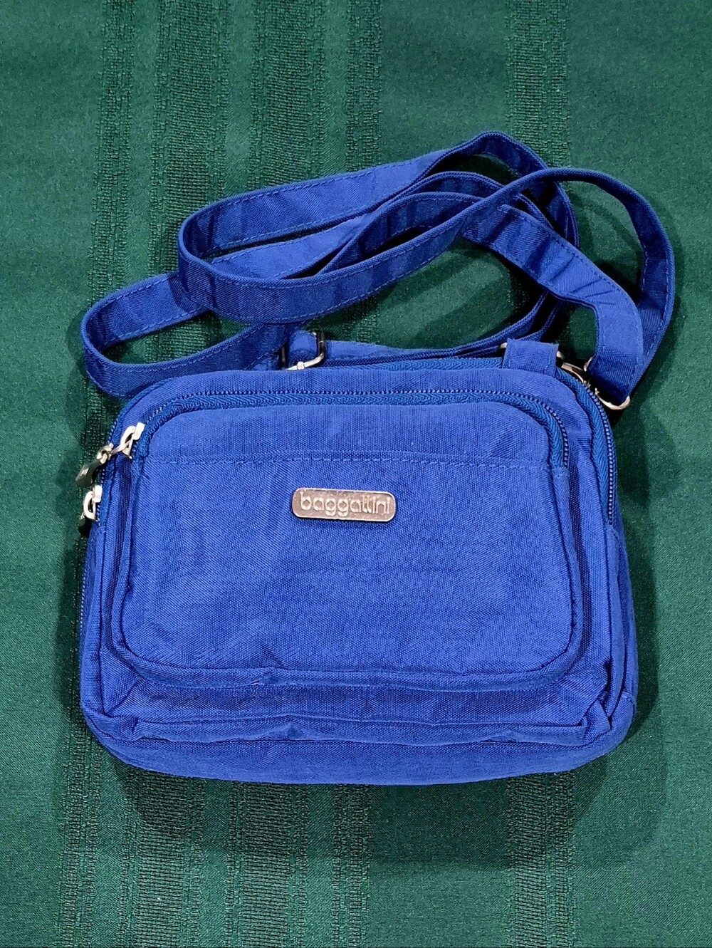 Baggallini Navy Blue/Red Lining crossbody/shoulder bag (8"L x 5.5"H x 1.5"D)